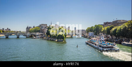 Francia, Parigi, vista del Fiume Senna e Pont Neuf ponte con Ile de la Cité, un isola naturale e il centro medievale di Parigi Foto Stock