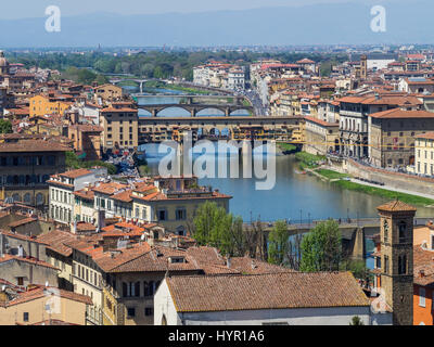 Vista lungo il fiume Arno attraverso città verso Ponte Vecchio a Firenze, Toscana, Italia Foto Stock