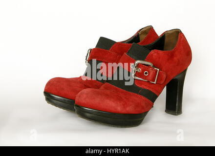 Womens utilizzato fancy ruby scarpe con una fibbia isolato su bianco. Foto Stock