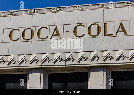 Indianapolis - Circa Ottobre 2016: l'ex Coca-Cola impianto di imbottigliamento con elementi di art deco. La cokeria inaugurato nel 1931 VII Foto Stock