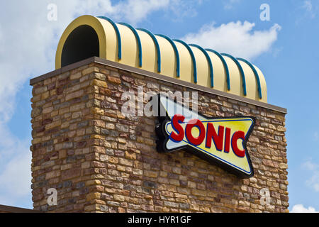 Lafayette, IN - Circa il luglio 2016: Sonic Drive-In Fast Food Location. Sonic è un Drive-In Ristorante della Catena II Foto Stock