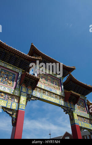 Liverpool chinatown archway su Nelson Street, Liverpool, Merseyside - 24 giugno 2014 Foto Stock