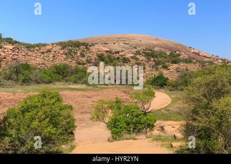 Un sentiero per portarvi in cima Enchanted Rock State Park fuori di Fredericksburg, Texas. Foto Stock