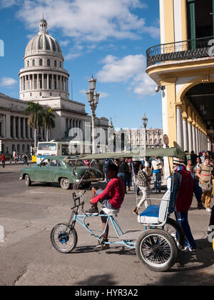 Bici-taxi di fronte al Campidoglio a l'Avana, Cuba Foto Stock