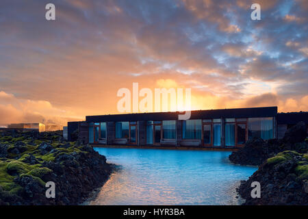 La silice Hotel in Islanda è a dieci minuti a piedi dalla Laguna Blu spa geotermica in Grindavik sulla penisola di Reykjanes. Foto Stock