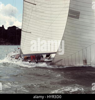 AJAXNETPHOTO. Agosto, 1971. COWES, Inghilterra. - FASTNET RACE - Ted Turner convertita 12M YACHT AMERICAN EAGLE ALL'INIZIO DEL 1971 FASTNET RACE OFF COWES. Foto:JONATHAN EASTLAND/AJAX REF:C71061 Foto Stock