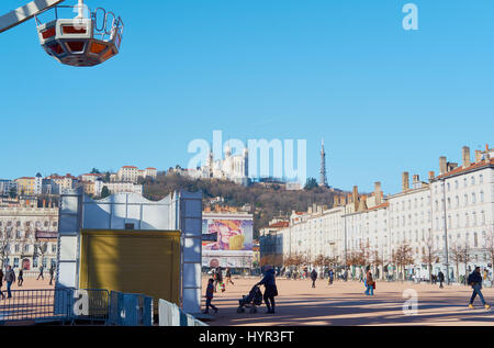 Gondola di ruota panoramica Ferris in Place Bellecour e sulla collina Basilica di Notre Dame de Fourviere, Lione, Auvergne-Rhone-Alpes, in Francia, in Europa Foto Stock