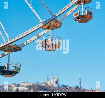 Gondole di ruota panoramica Ferris e sulla collina Basilica di Notre Dame de Fourviere, Lione, Auvergne-Rhone-Alpes, in Francia, in Europa Foto Stock