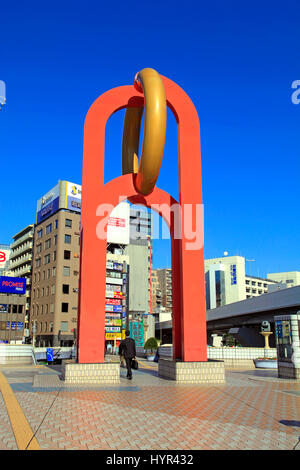 Un opera sul ponte pedonale di fronte la stazione di Ueno Taito Tokyo Giappone Foto Stock