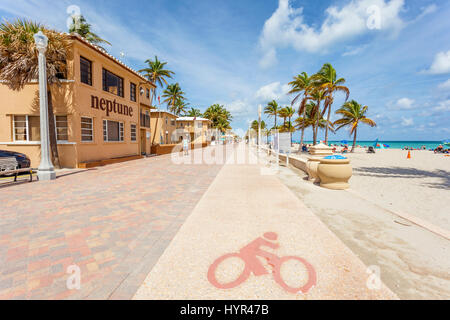 Hollywood Beach, FL, Stati Uniti d'America - 13 Marzo 2017: Bikeway a Hollywood Beach ampio a piedi in una giornata di sole in marzo. Florida, Stati Uniti Foto Stock