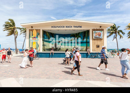 Hollywood Beach, FL, Stati Uniti d'America - 13 Marzo 2017: Hollywood Beach al Teatro Broadwalk in una giornata di sole in marzo. Florida, Stati Uniti Foto Stock