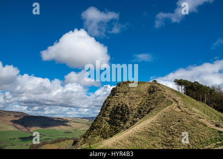 Torna Tor vicino a Castleton in Peak District, Derbyshire, in Inghilterra. Una zona molto popolare per gli escursionisti. Foto Stock