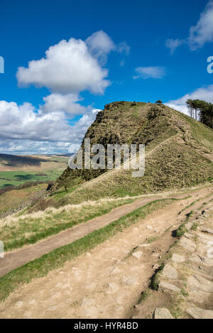 Torna Tor vicino a Castleton in Peak District, Derbyshire, in Inghilterra. Una zona molto popolare per gli escursionisti. Foto Stock