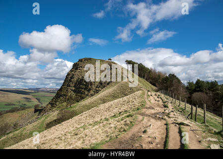 Torna Tor vicino a Castleton in Peak District, Derbyshire, in Inghilterra. Una zona molto popolare per gli escursionisti. Foto Stock