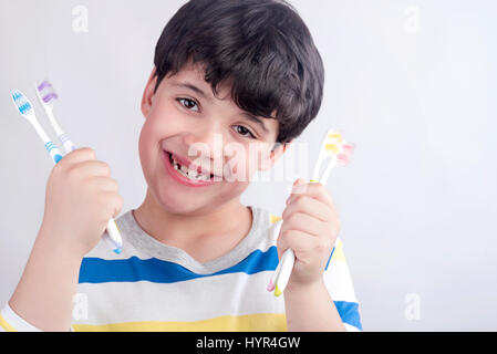 Bambino sorridente con spazzolino da denti Foto Stock