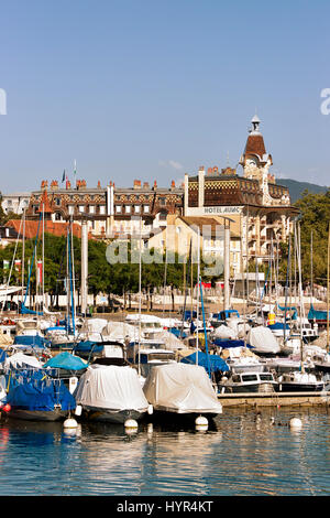 Lausanne, Svizzera - 26 agosto 2016: Marina con barche sul lago di Ginevra in Lausanne Ouchy villaggio di pescatori, in Svizzera Foto Stock