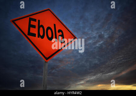 Avviso di Ebola cartello stradale con sfondo tempesta Foto Stock