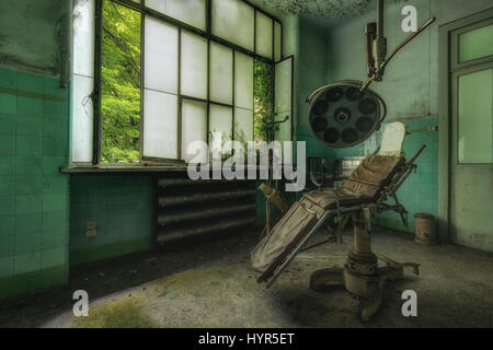 La sala di trattamento di un abbandonato ospedale psichiatrico. SPOOKY immagini di ciò che potrebbe essere la più spettacolare di edifici abbandonati in Europa sono stati rilasciati. Le immagini drammatiche mostra i resti di un workshop di vuoto, un abbandonati ospedale psichiatrico e il collasso di una sala da ballo che può resistere contro la forza di madre natura. Altre foto nella collezione mostra un pieno di acqua e camera da letto una volta la carrozza di lusso del mitico Orient Express. Foto Stock