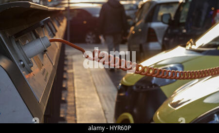 Alimentatore per auto elettrica di carica. Città auto elettrica stazione di ricarica. Close-up. Foto Stock