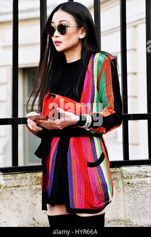 Al di fuori di street style® Balmain, pronto a indossare le donne Autunno-Inverno 2017 - Settimana della moda di Parigi Foto Stock