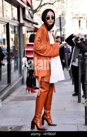 Al di fuori di street style® Balmain, pronto a indossare le donne Autunno-Inverno 2017 - Settimana della moda di Parigi Foto Stock