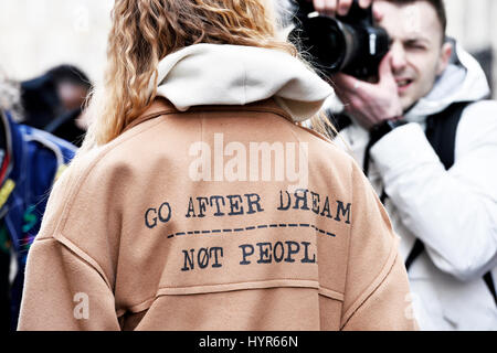 Al di fuori di street style® Balmain, pronto a indossare le donne Autunno-Inverno 2017 - Settimana della moda di Parigi Foto Stock