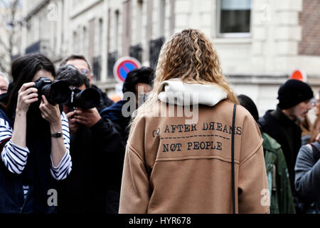 Al di fuori di street style® Balmain, pronto a indossare le donne Autunno-Inverno 2017 - Settimana della moda di Parigi Foto Stock