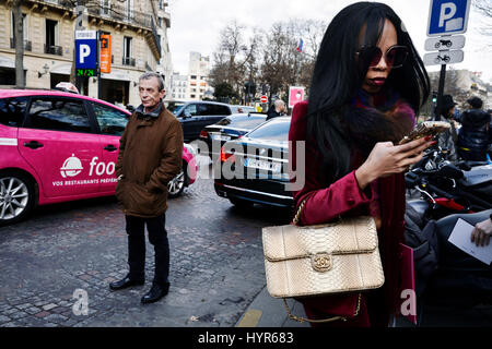 Al di fuori di street style® Balmain, pronto a indossare le donne Autunno-Inverno 2017 - Settimana della moda di Parigi Foto Stock