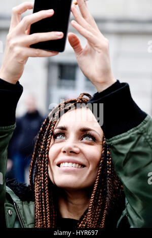 Al di fuori di street style® Balmain, pronto a indossare le donne Autunno-Inverno 2017 - Settimana della moda di Parigi Foto Stock