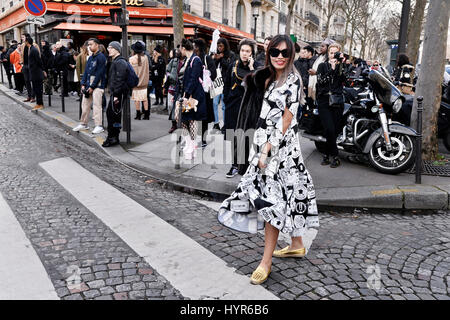 Thythu Nguyen al di fuori di Balmain, pronto a indossare le donne Autunno-Inverno 2017 - Settimana della moda di Parigi Foto Stock