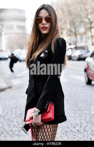 Al di fuori di street style® Balmain, pronto a indossare le donne Autunno-Inverno 2017 - Settimana della moda di Parigi Foto Stock