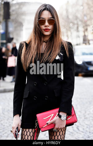 Al di fuori di street style® Balmain, pronto a indossare le donne Autunno-Inverno 2017 - Settimana della moda di Parigi Foto Stock