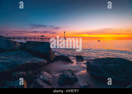 La gente camminare lungo il molo di Brighton al tramonto. Australia Meridionale Foto Stock