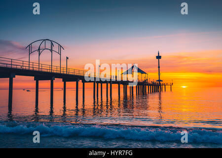 La gente camminare lungo il molo di Brighton al tramonto. Australia Meridionale Foto Stock