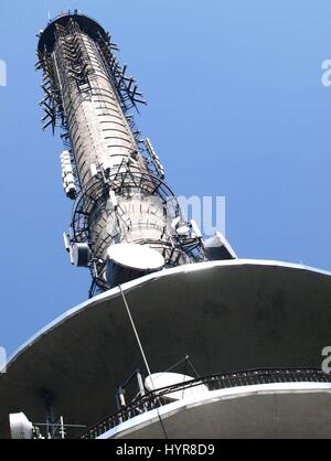 Torre della radio con antenne su Lysa Gora in Swiety Krzyz (montagne di Swietokrzyskie) in Polonia Foto Stock