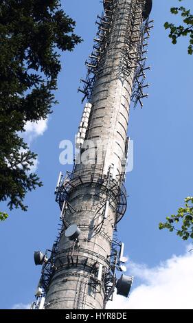 Torre della radio con antenne su Lysa Gora in Swiety Krzyz (montagne di Swietokrzyskie) in Polonia Foto Stock