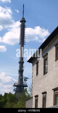 Torre della radio con antenne su Lysa Gora in Swiety Krzyz (montagne di Swietokrzyskie) in Polonia Foto Stock