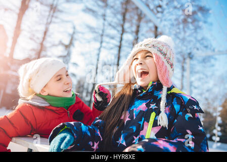 Due ragazze divertimento all'aperto in inverno Foto Stock