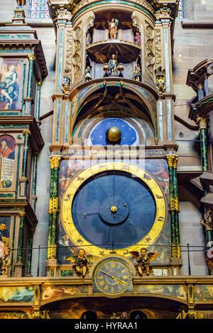 Orologio astronomico 19th secolo, quadrante eliocentrico planetario, Notre-Dame cattedrale, Strasburgo, Alsazia, Francia, Europa, Foto Stock