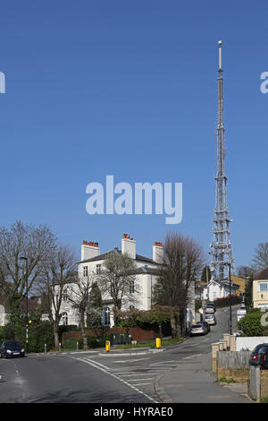 La BBC Television broadcast il montante al Crystal Palace di Londra Sud, torreggia su case a Grange Road. Foto Stock