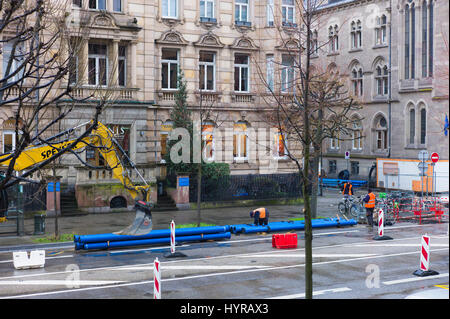 Ingegneria civile Strasburgo, in sostituzione del vecchio sistema di approvvigionamento di acqua con PVC blu tubi acqua, lavoratori, street, Strasburgo, Alsazia, Francia, Europa Foto Stock