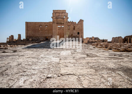 Tempio di Bel - Palmyra. Una stimolante serie di immagini da un fotografo inglese è stato rilasciato che mostra ciò che la Siria era come poco prima i suoi sei anni di guerra civile scoppiata. La splendida collezione di fotografie mostra Aleppo la cittadella di cui è ora rovine, distrutto il Teatro Romano e tetrapylon antiche rovine storiche di Palmyra e il magnifico sito patrimonio mondiale dell'UNESCO della moschea degli omayyä di, Aleppo che fu costruito tra il 8 e il XIII secolo. Altre foto mostrano un paio di ragazzi spensierati avente una lotta di acqua in strada, persone rilassante di Aleppo juice bar e traf Foto Stock