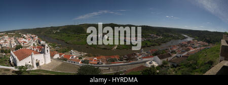 Ampio panorama della parte vecchia di Mertola città e del fiume Guadiana come visto dal castello castello. Alentejo, Portogallo. Foto Stock