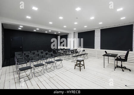 Aula vuota con sedie e scrivania Foto Stock