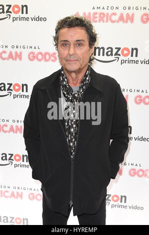 Ian McShane arriva per la premiere screening di American dèi su uno Marylebone a Londra prima del suo lancio ufficiale il 1 maggio. Foto Stock