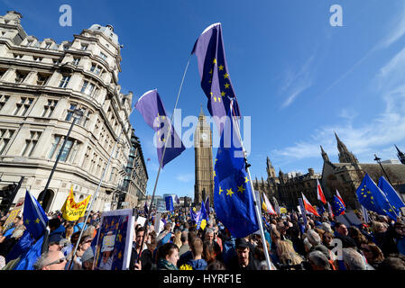 Bandiere europee framing Big Ben presso la sede del Parlamento a Londra durante un Unite per l'Europa dimostrazione dopo l'articolo 50 è stato attivato Foto Stock