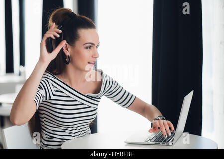 Arrabbiato e irritato donna è il lancio del suo telefono a distanza. Foto Stock