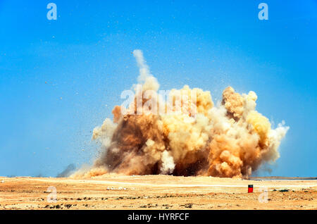 Tempesta di polvere dopo la sabbiatura del detonatore sul cantiere Foto Stock