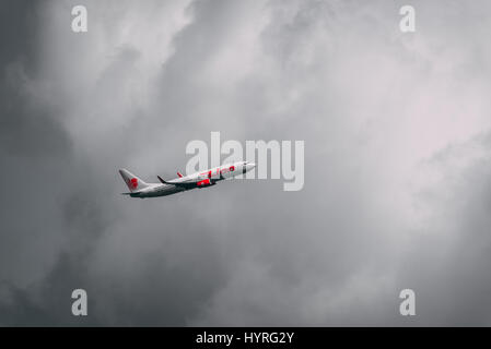 Bangkok, Tailandia - 1 Aprile 2017: HS-LUO Boeing 737-800 di Thai Lion compagnia aerea partono dall'Aeroporto Don Muang di Bangkok, Tailandia. Thai Lion Air company Foto Stock