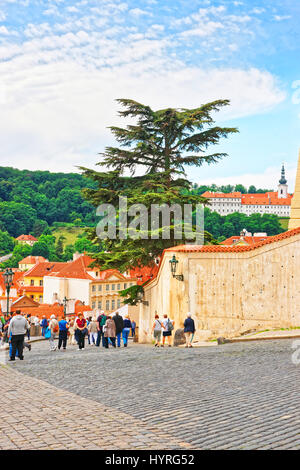 Praga, Repubblica Ceca - 10 Giugno 2012: turisti nella città vecchia di Praga, Repubblica Ceca Foto Stock